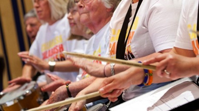 ¿Puede la actividad musical promover salud y bienestar en personas mayores?